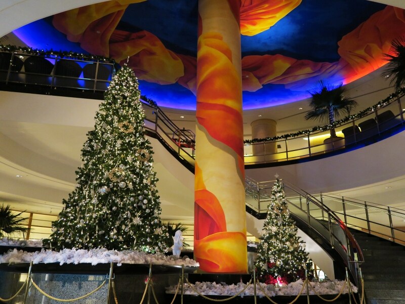 高さ5mと3m、2本のツリーが1階中央ロビーに並んでいます