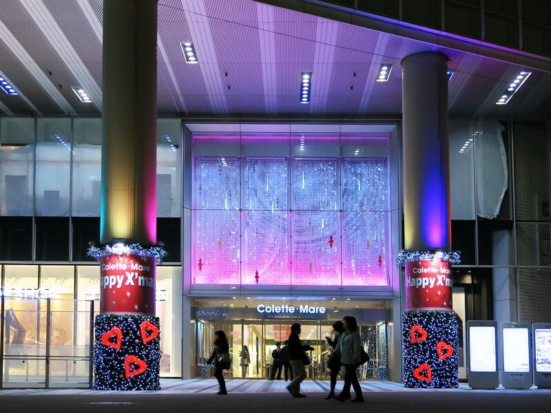 ハート型のガーランドがエントランスを飾り、ロマンチックな雰囲気に包まれています