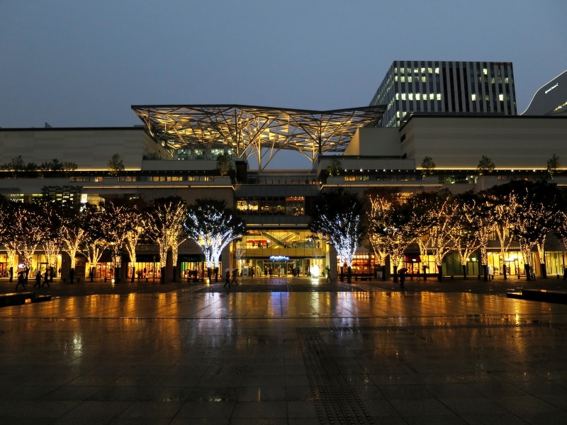 今年初めてイルミネーションが点灯した、グランモール公園「美術の広場」。シャンパンゴールドがメインカラーでMARK IS みなとみらいの入口の4本のみホワイトカラーになっています