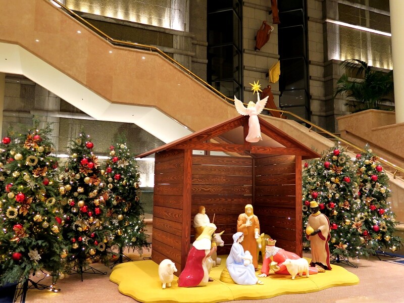 1階ロビーには6本のツリーの間に、今年初めて「プレゼピオ」が登場