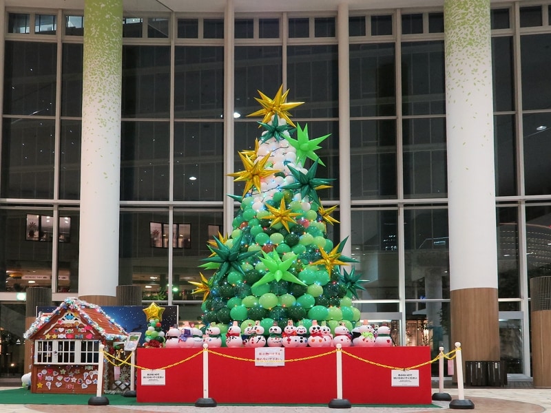 リーフみなとみらい1階ロビーには、ほんわかした雰囲気の雪だるまがいっぱい並んだツリーが