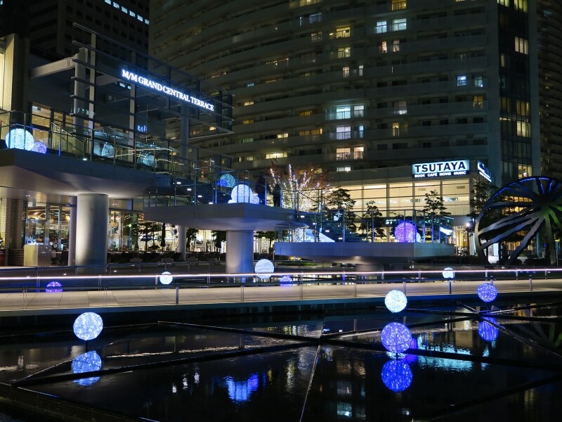 屋外階段があるデッキの周りはブルーの球体イルミが水面に映り込み、幻想的な雰囲気に