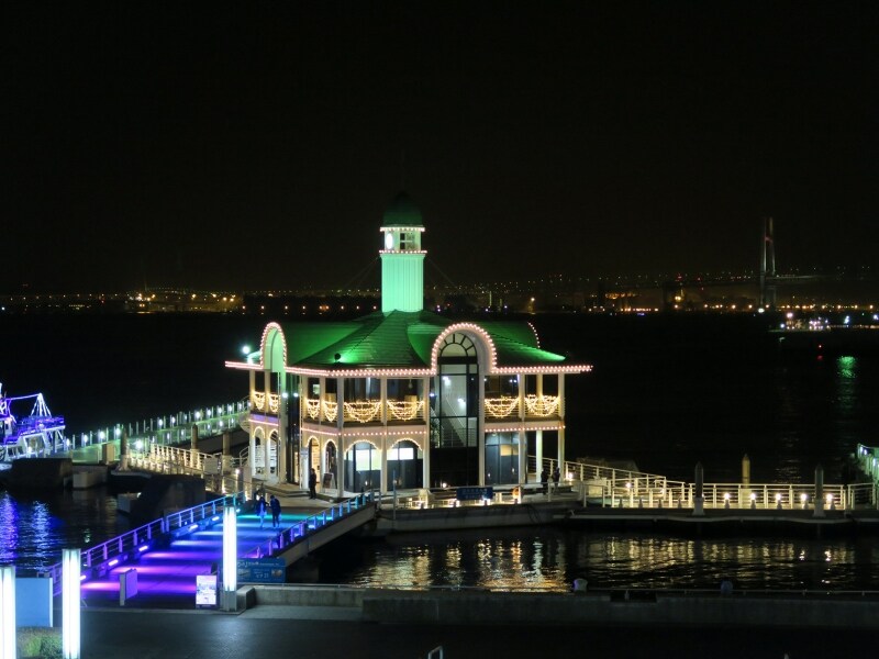 ぷかり桟橋周辺は、ターミナルがシャンパンゴールドに輝き、ウッドデッキが七色に彩られています