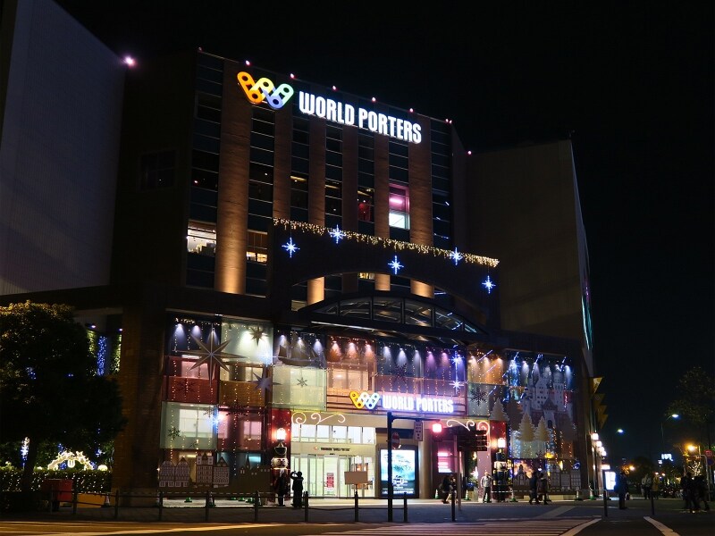 観覧車側ゲートはローデンブルクの街並みや城、くるみ割り人形などドイツのモチーフをイルミネーションで表現しています