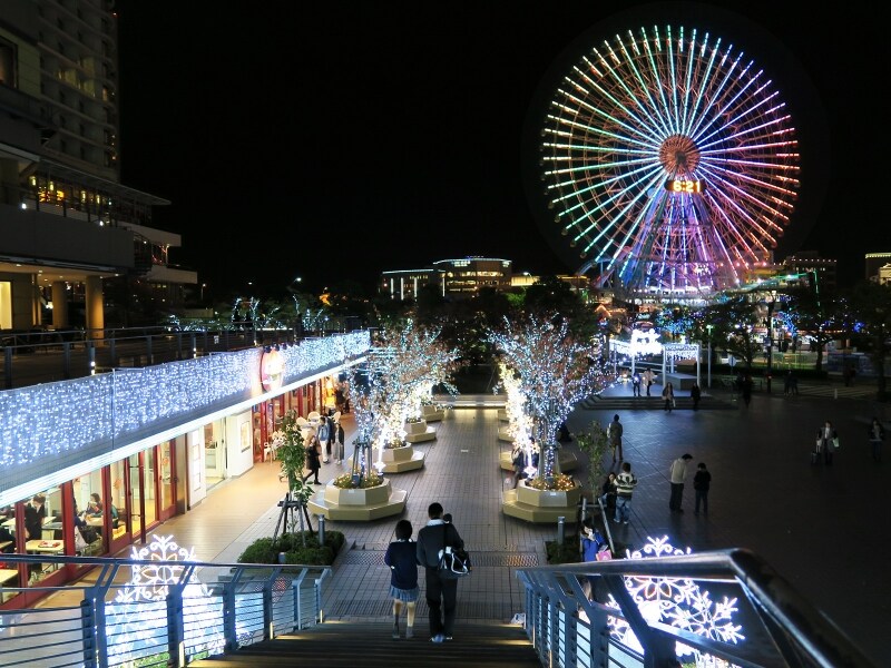 「スノーファンタジーイルミネーション」をテーマに、クイーンズパークが雪のように輝きます