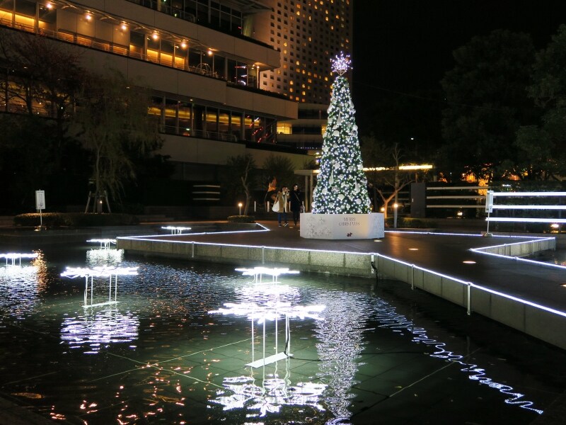 水辺にはホワイトツリーや雪の結晶が輝きます