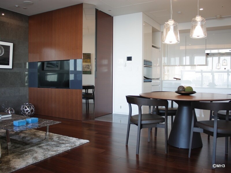 テレビボードとキッチン