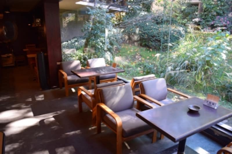 気持ちの良い庭に面したテーブル席