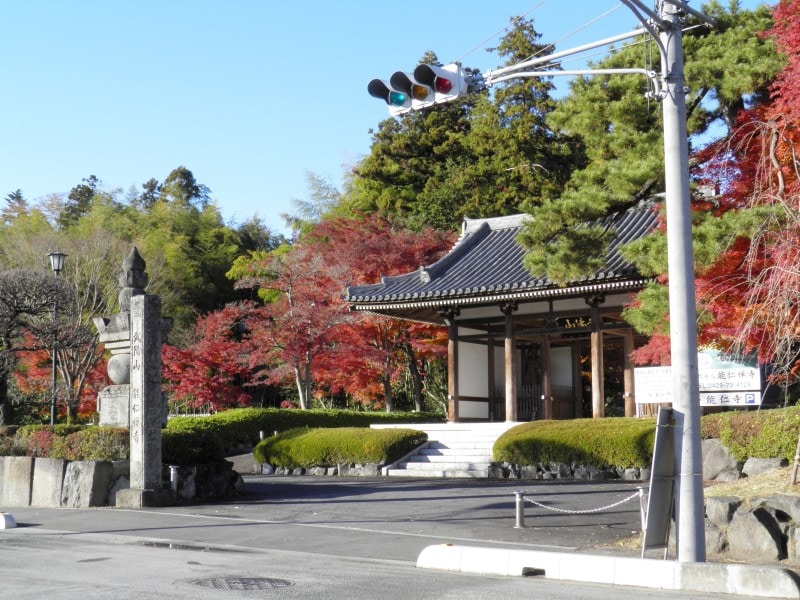 仁王像が堂々とした姿を見せる能仁寺の山門