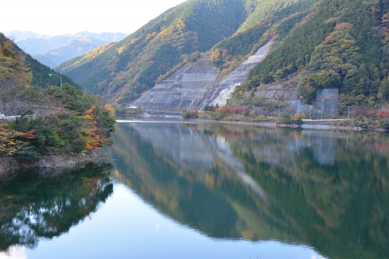 湖に映り込む名栗湖の紅葉