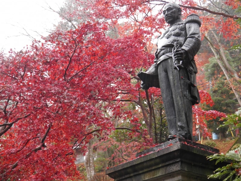 紅葉に包まれる東郷元帥像
