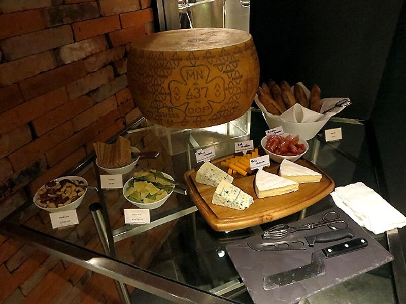 チーズのブッフェ台