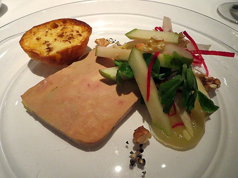 フォアグラのテリーヌ 洋梨とビーツ クルミのサラダ