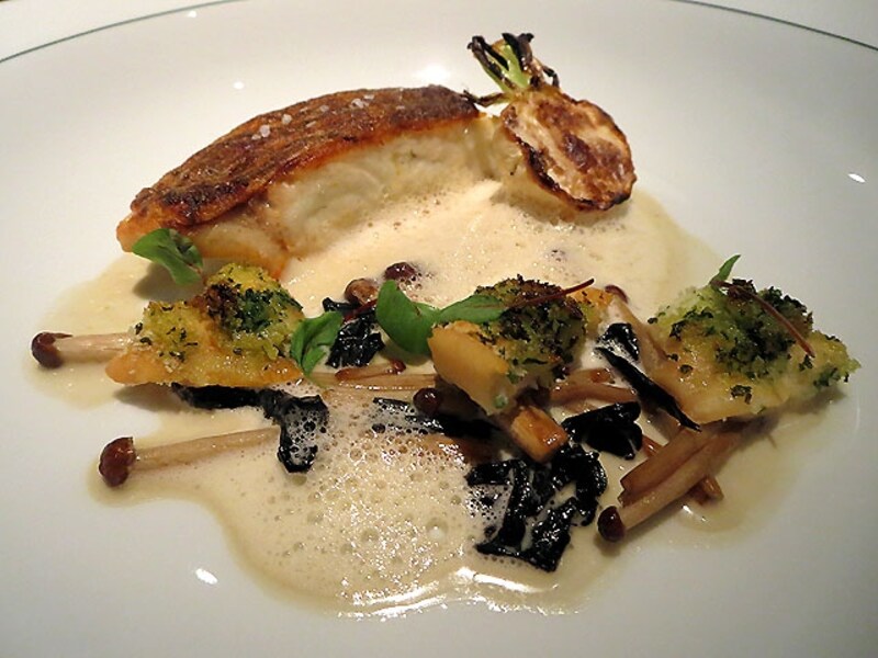 真鯛とツブ貝のポワレ トピナンブールとマッシュルームのソース