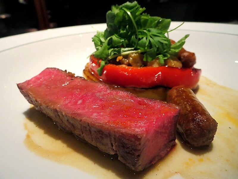 オーストラリア産仔羊背肉の香草ロースト パプリカとメルゲーズのブレゼ