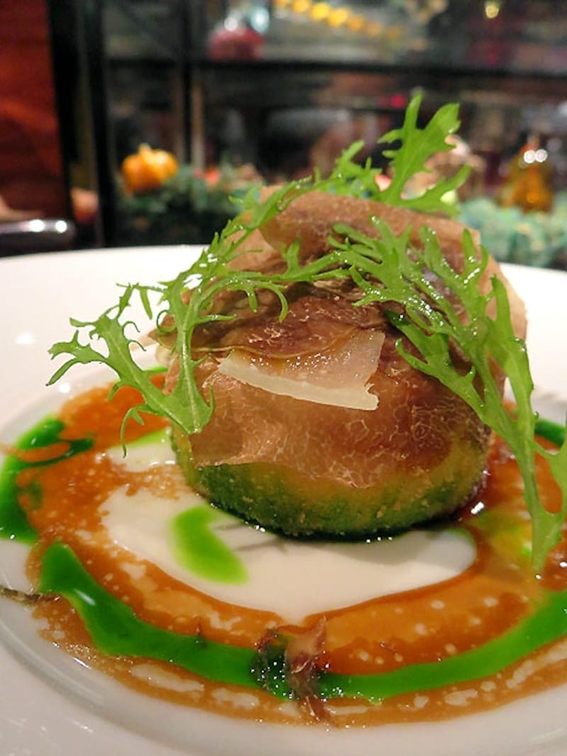 香り高いアルバ産白トリュフを半熟卵とポレンタと共に