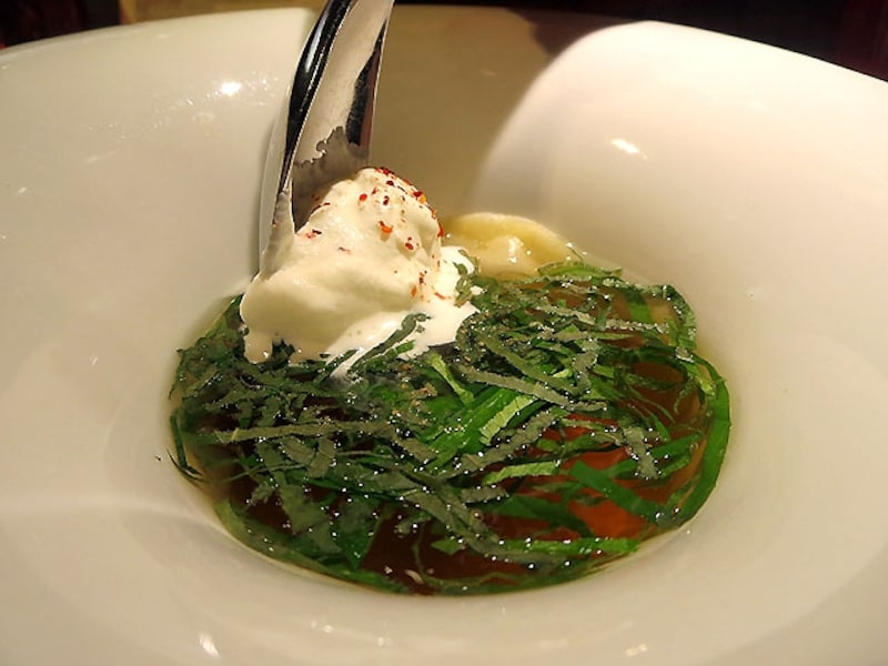 フォアグラのラヴィオリを浮かべた ハーブ入りブイヨンスープ