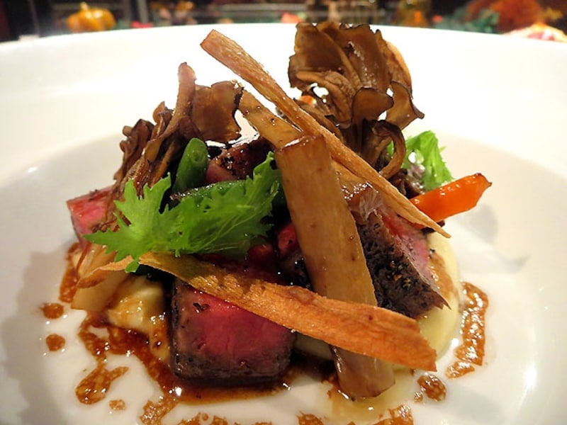 和牛サーロインに黒コショウを纏わせて 野菜のフリットと共に