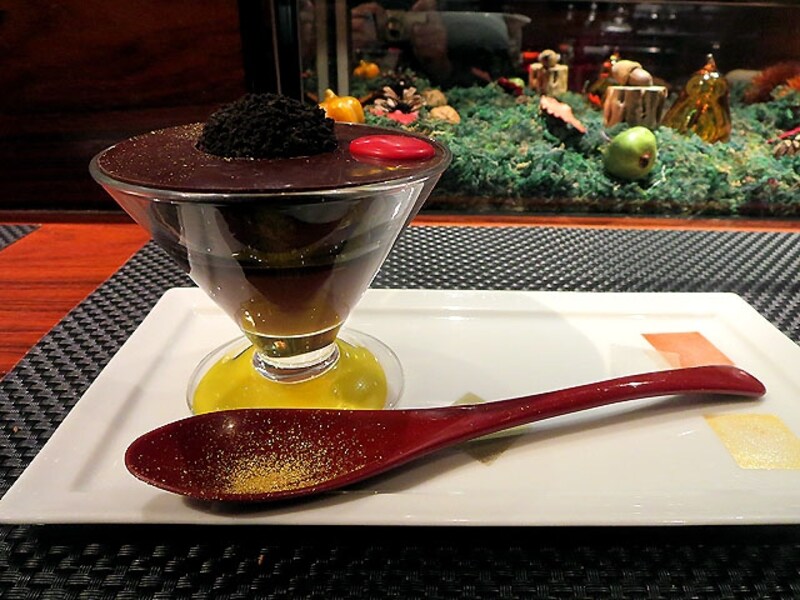 なめらかなショコラのガナッシュ ビタークッキーでコーティングしたカカオのソルベと共に