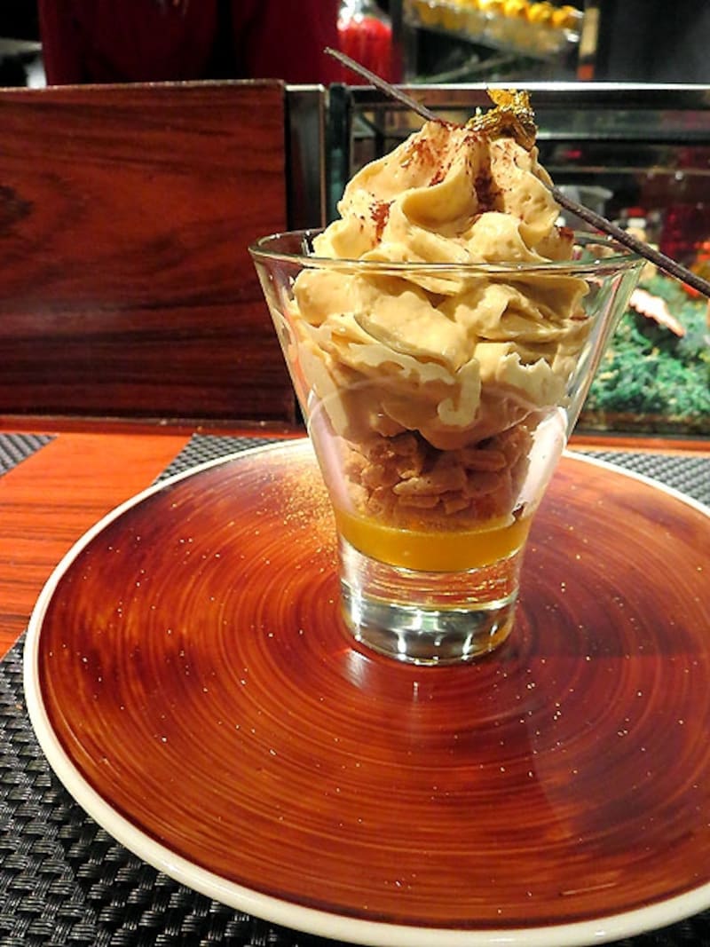 栗のクレーム エスプーマ仕立て パッションフルーツのジュレをアクセントに 抹茶のグラスと共に