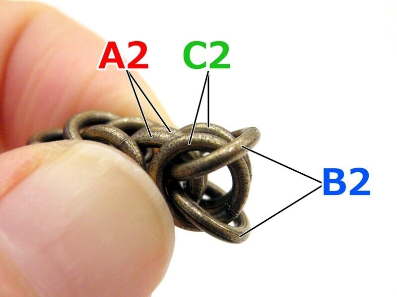 手順3と違い、丸カンCがすでに引き出されています