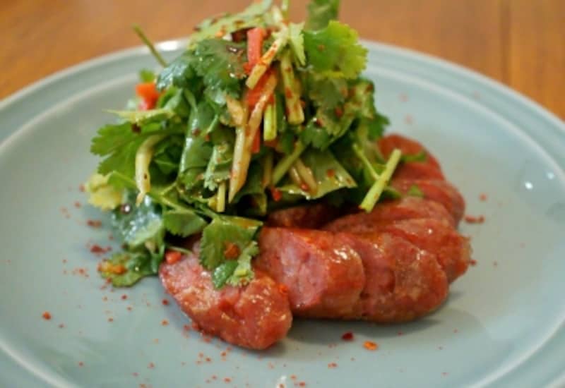 自家製台湾式腸詰と老虎菜