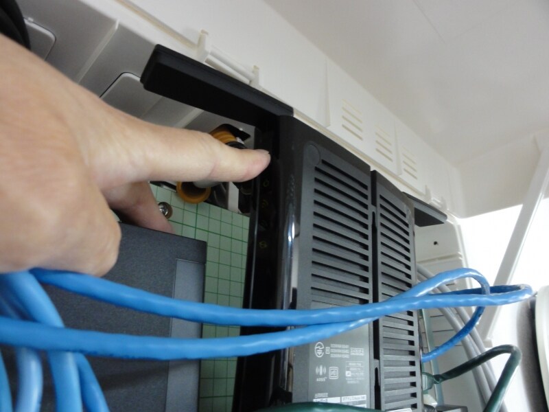 次に、無線LAN親機のWPSボタンを押す。