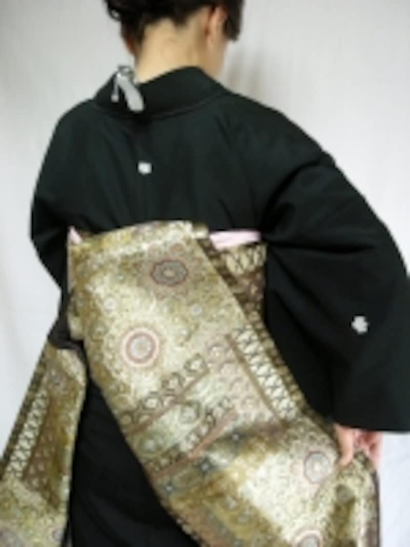 帯の右側を伝って肩に掛ける