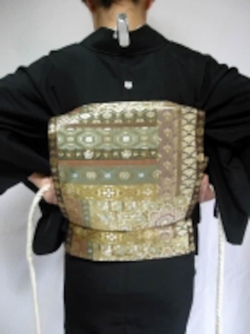 帯締めが手、どうに巻いた帯の真ん中にくるように