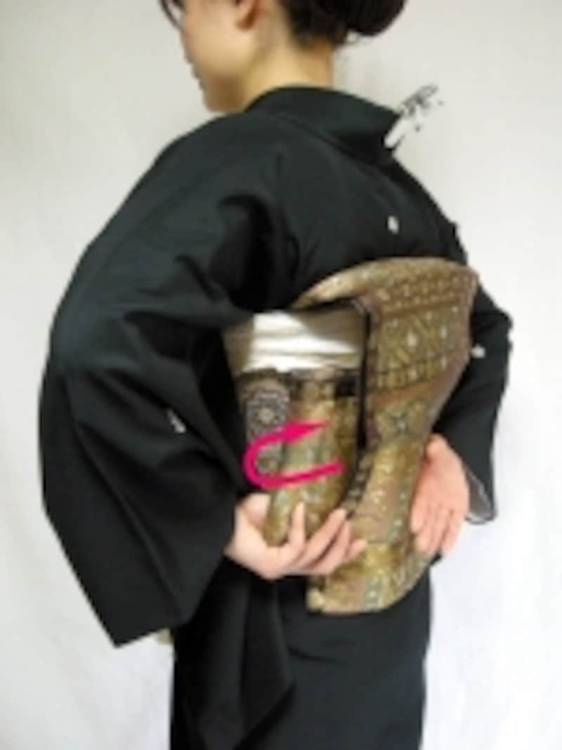 左側の手は右側の半分くらい