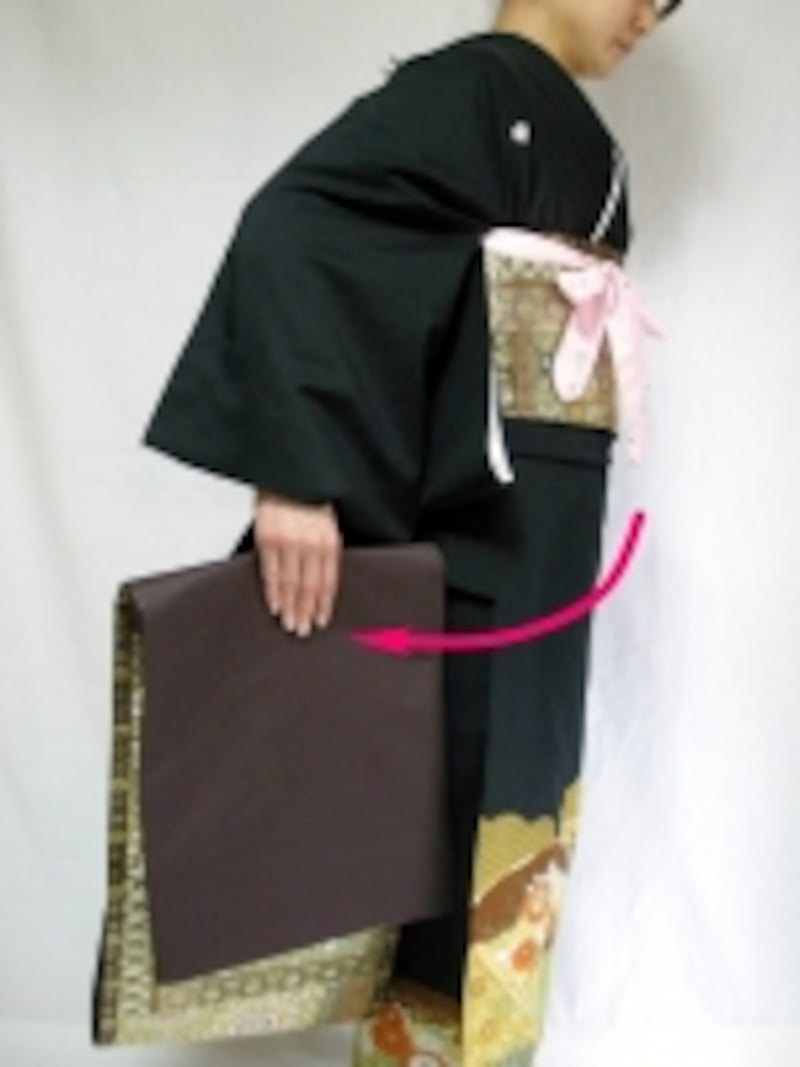 廻すように後ろへもっていく