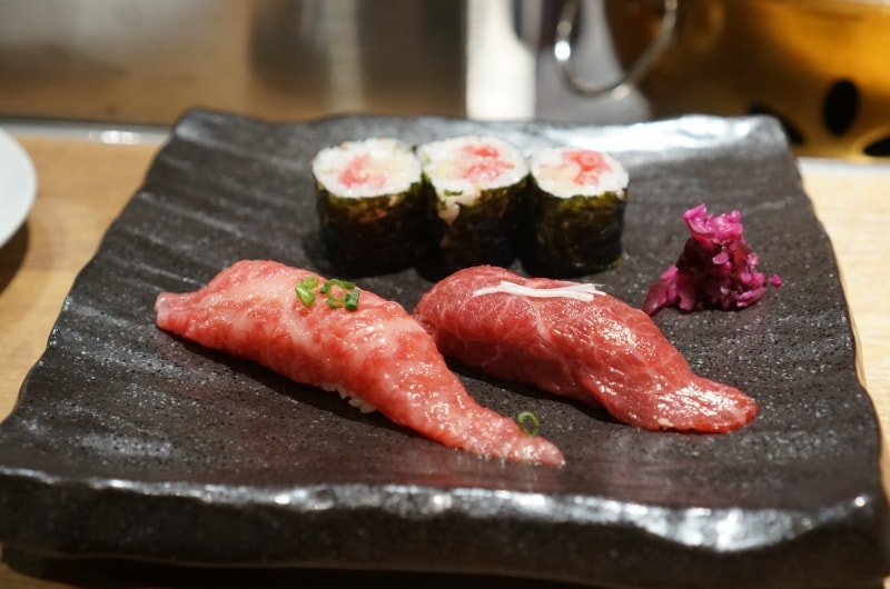 和牛握り・巻物（写真は一人前、注文は二人前から）