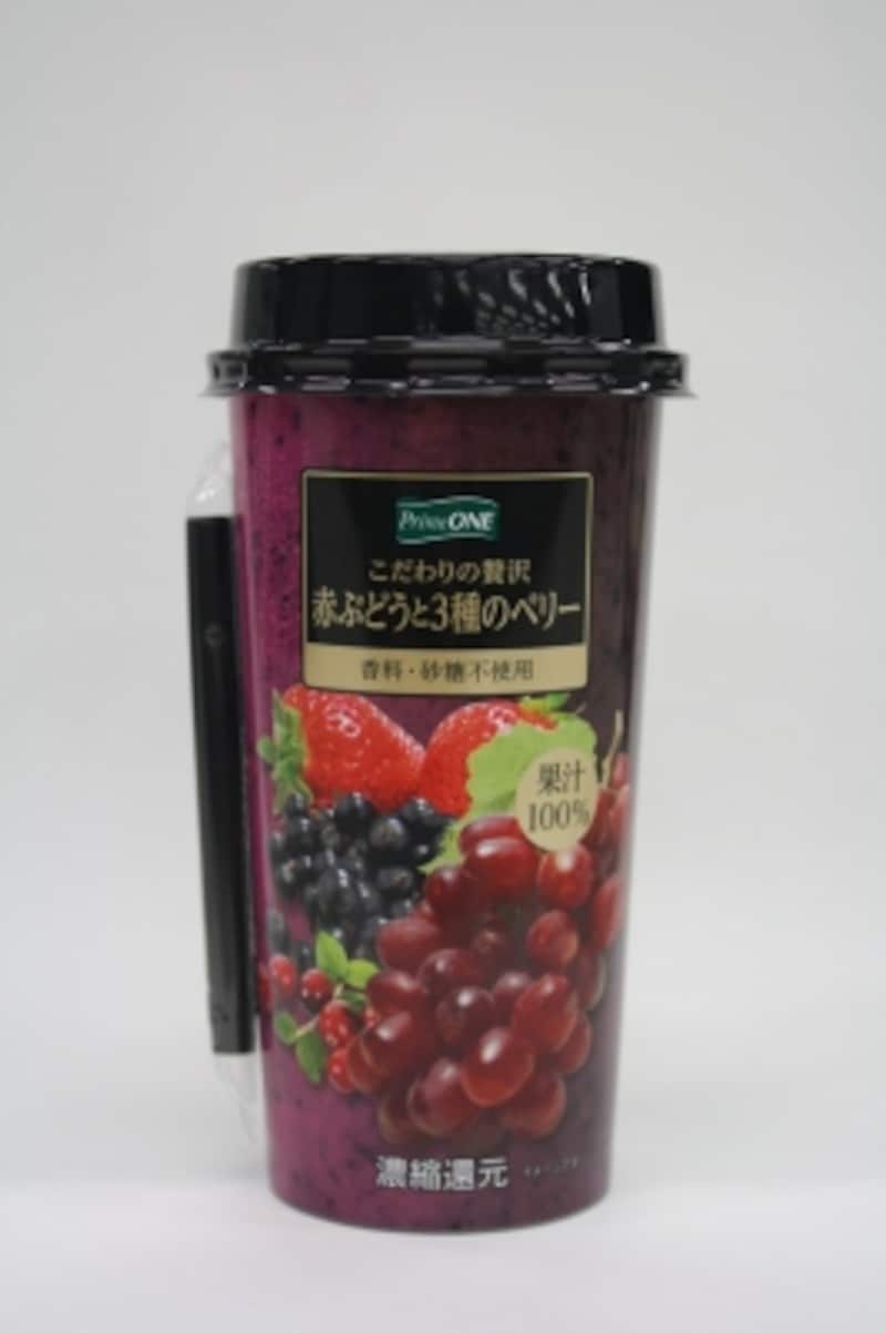 赤ぶどうと3種のベリー