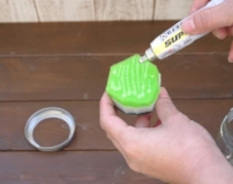 全面に接着剤を塗ります