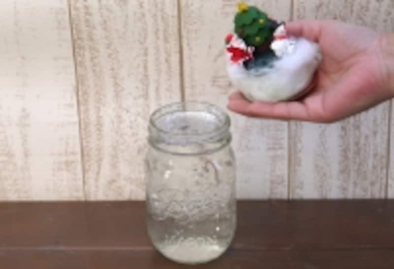 逆さまにしてパーツがとれないように貼りましょう