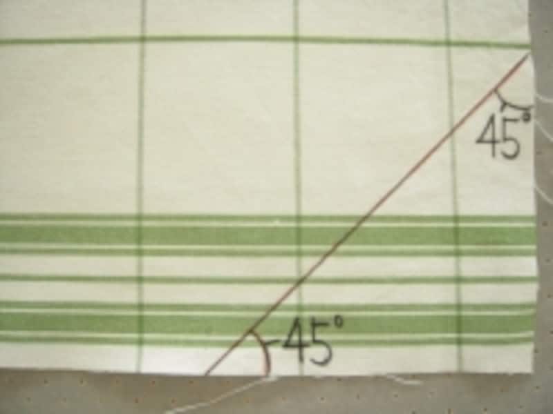 正方形を対角線で折った角度が45度。分度器で計らなくても、布の角を折ってみても