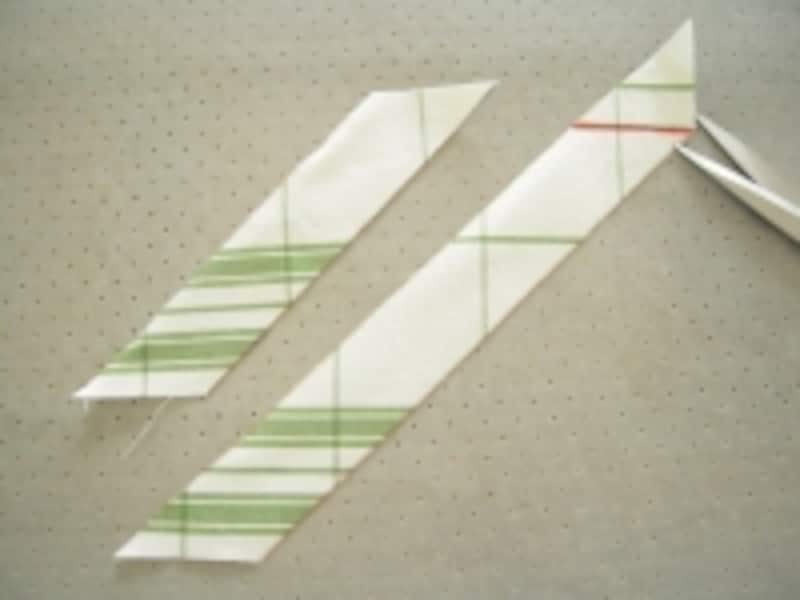 布の上下の端が、平行になるようにカットします