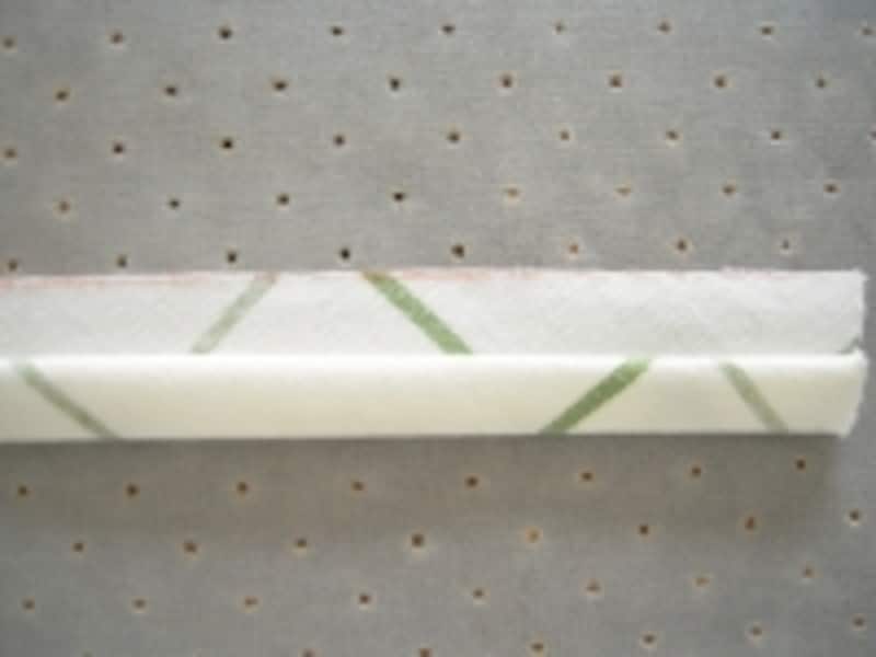 それぞれの布端を、真ん中の線に合わせる感じです