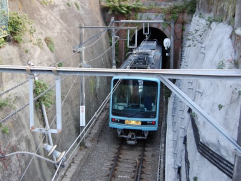 江ノ電で唯一のトンネル「極楽寺洞」