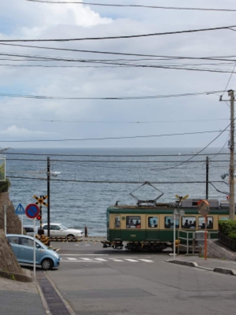 「鎌倉高校前駅」手前の踏切は「スラムダンク踏切」と呼ばれ、外国人観光客に人気