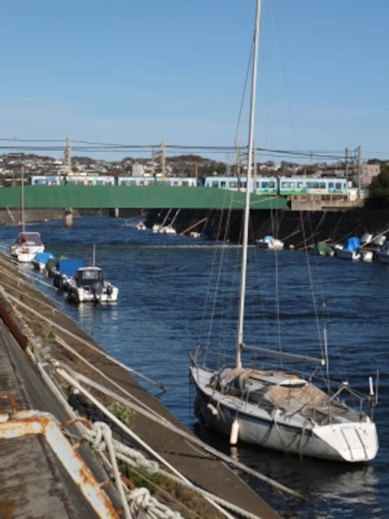 鵠沼鉄橋を通過する江ノ電