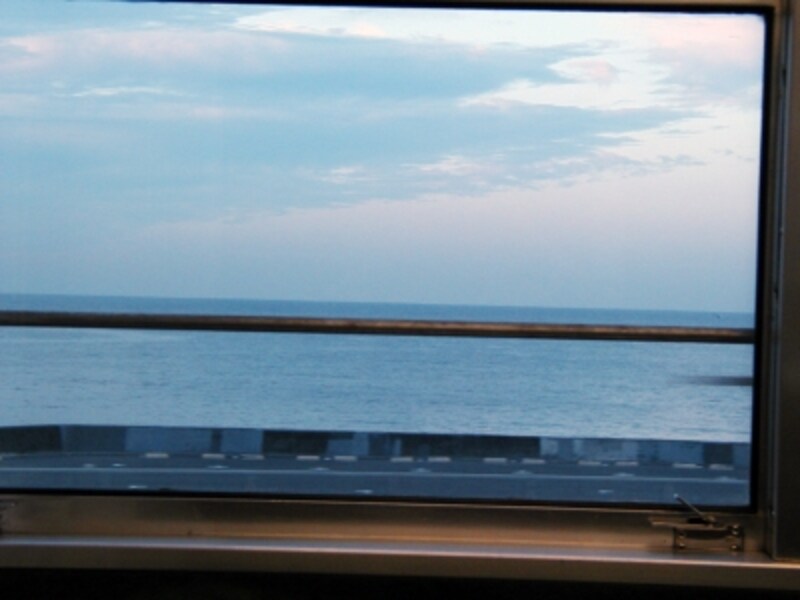 江ノ電の車窓に広がる大海原