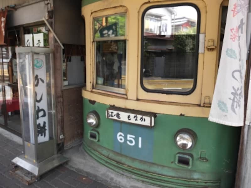 和菓子屋「扇屋」さんの店先に展示された江ノ電