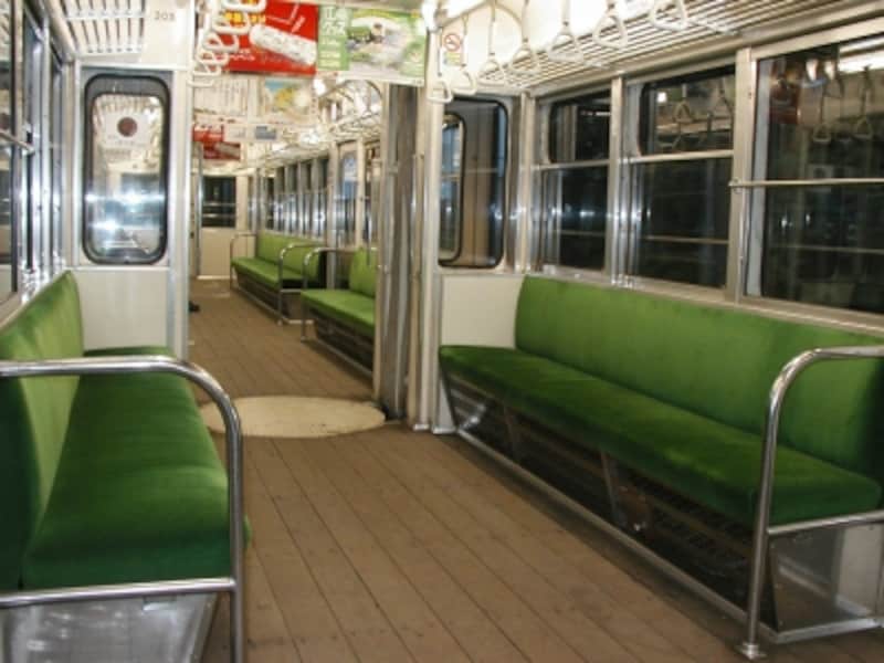 300形は、昔懐かしい木の床なども魅力