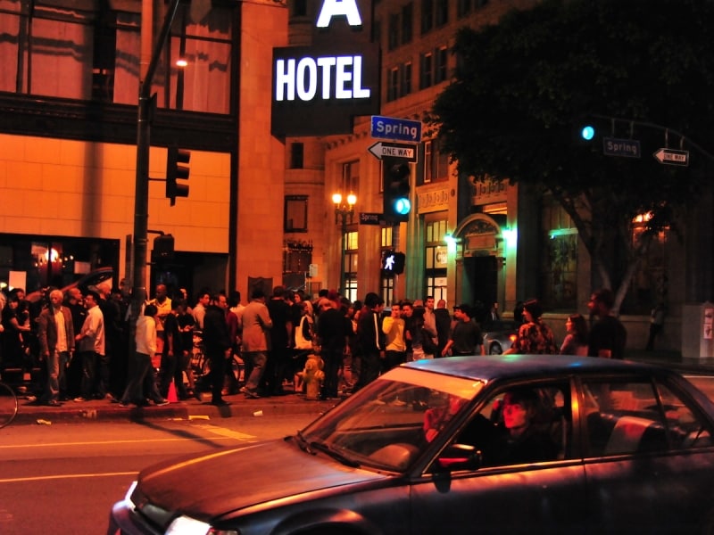 一晩で1万人が足を運ぶため、街中人で溢れかえる