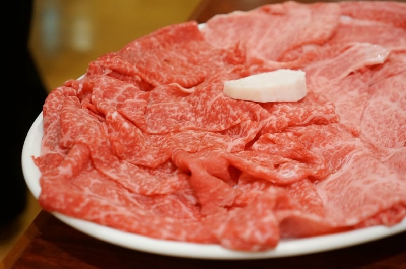 すき焼きの肉（近江牛・ウチモモ、カタロース