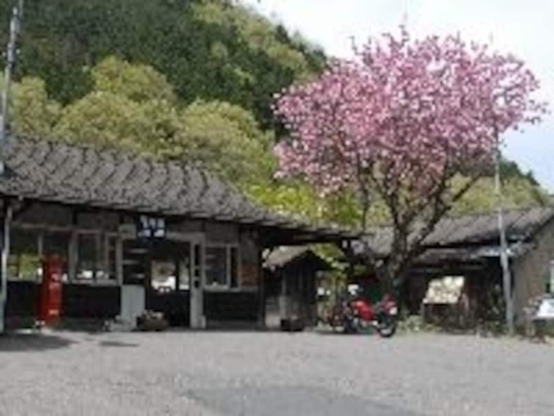 国鉄時代から変わらぬ木造駅舎の足尾駅