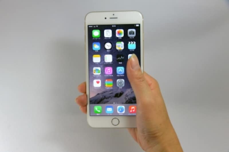 一番左下のアイコンに指を届かそうと無理に伸ばすと、小指、薬指、中指のかかりが悪くなり、しっかり端末をホールドできなくなります。その都度、持ち替えないと、一番右上のアイコンはもちろん、さらにその下のアイコンにも指が届きません。