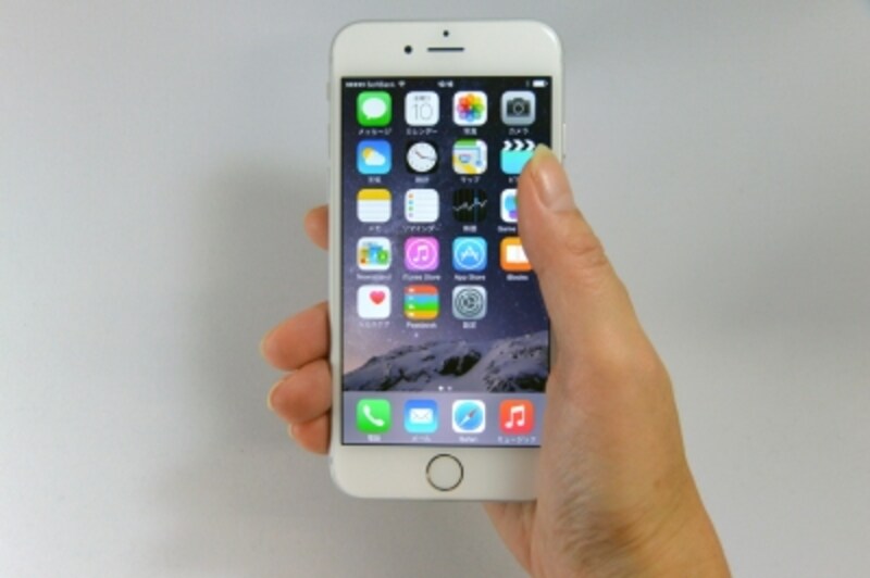 一番左下のアイコンには指が届きますが、一番右上のアイコンには指が届きません。端末を少し下にずらすなど、持ち替えが必要になります。