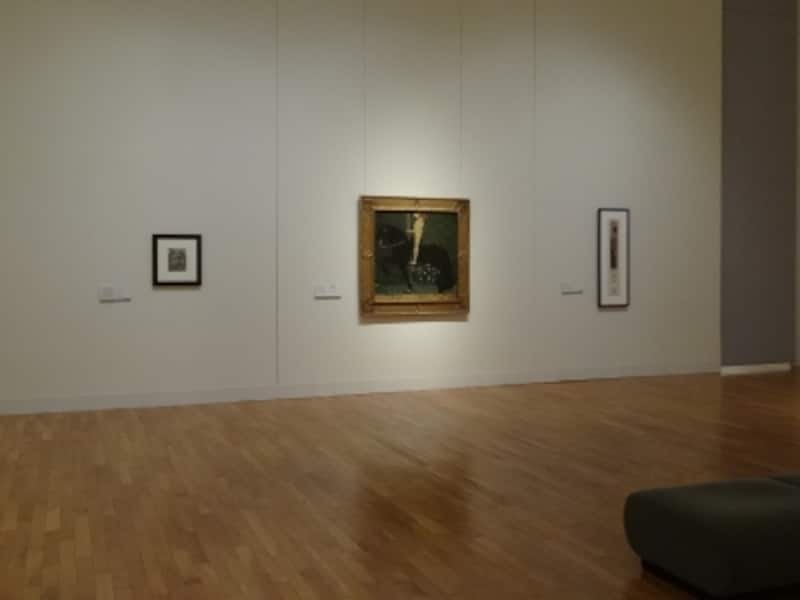 展示室にはソファが置かれ、ゆっくり鑑賞することができます。